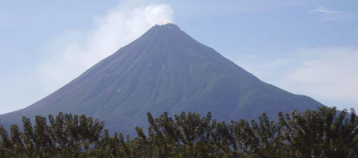Der Vulkan Arenal bei gutem Wetter.