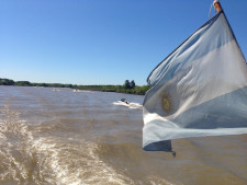 Man sieht eine im Bootswind flatternde Argentinienfahne