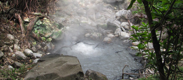 Ein Schlammloch aus dem vulkanischer Dampg aufsteigt im Rincon dela vieja Nationalpark in Costa Rica