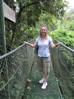 Die Geschäftsführerin Stefanie Lange von napur tours steht auf der Hängebrücke des Tirimbina Rainforest Reserve
