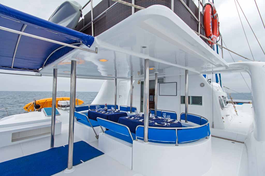 Frühstücksecke an Deck vom Segelkatamaran Nemo I