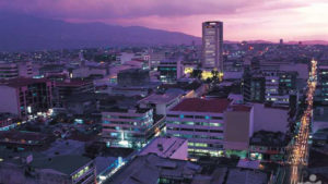 Blick in der Abenddämemerung über die Häuser von San José