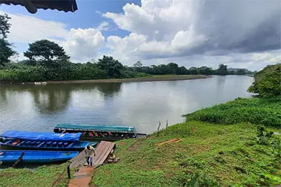 Boca Tapada ist eines der Highlights Costa Ricas. Das Bild zeigt den Rio San Carlos. Im Vordergrund liegen Boote am Steg.