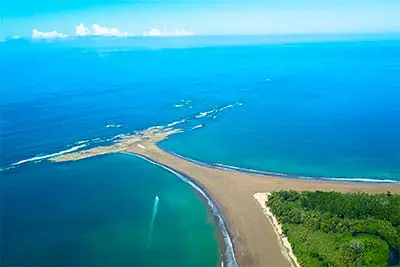 Dei Walflossse aus der Luft im Marino Ballena Nationalpark bei Uvita