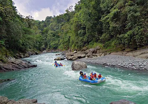 Das bild zeigt die Schlucht des Rio Pacuare in der Region Turrialba.