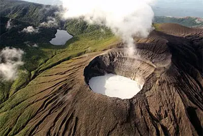 Das bild zeigt den Krater des Rincon de la Vieja Vulkans