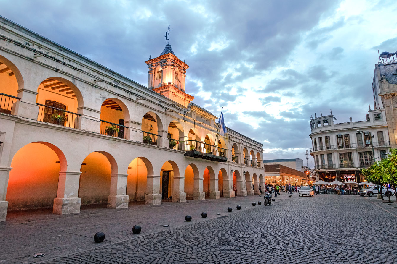 Koloniales Zentrum von Salta mit Cabildo an der Plaza 9 de Julio am Abend mit historischem Rathaus