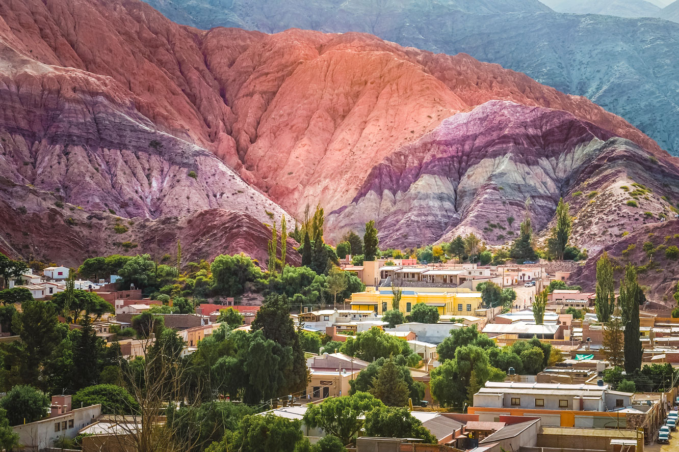 Purmamarca Dorf mit Cerro de los Siete Colores, dem Berg der sieben Farben, in Argentinien