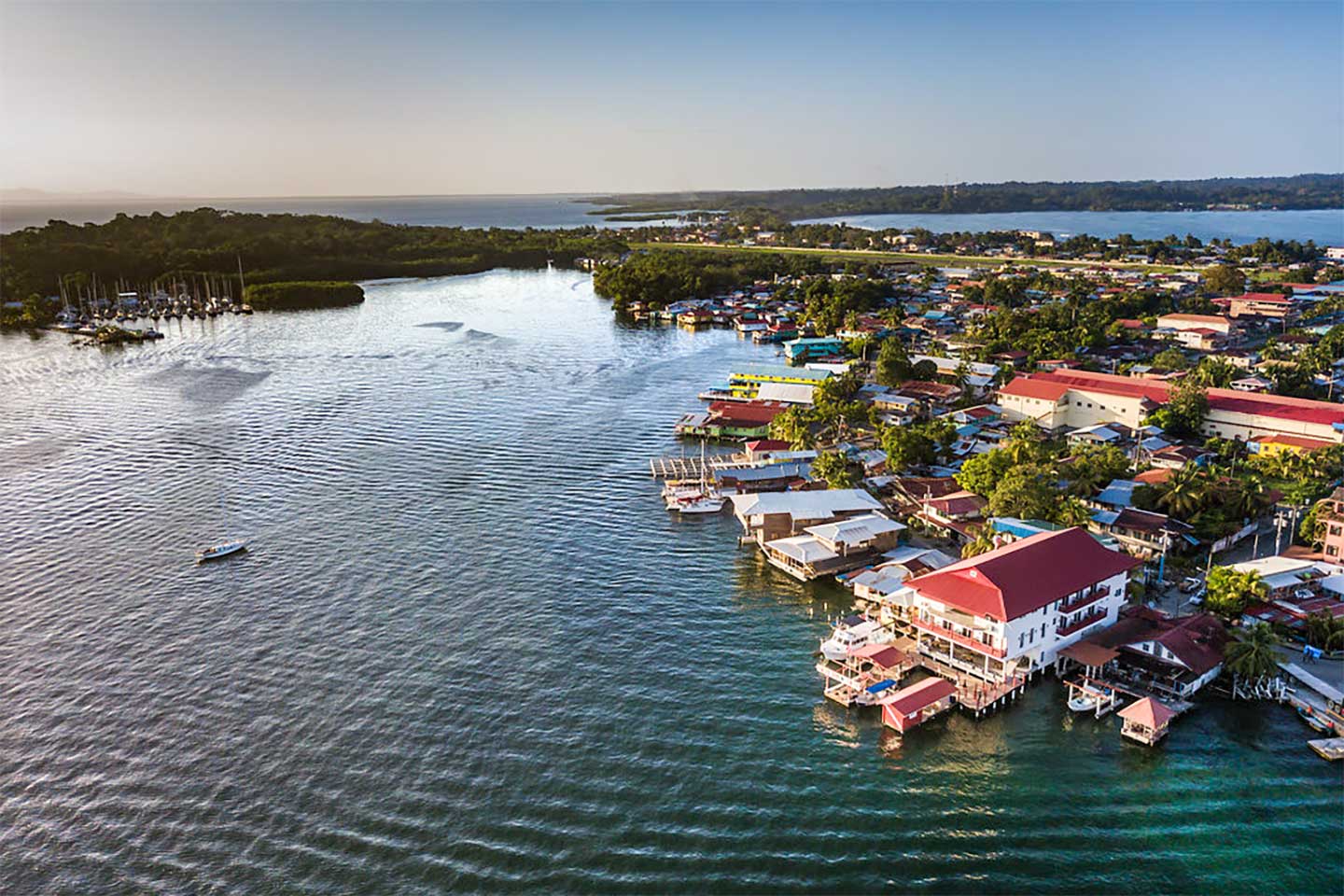 Luftaufnahme von den Bocas del Toro mit bunten Häusern und Wäldern