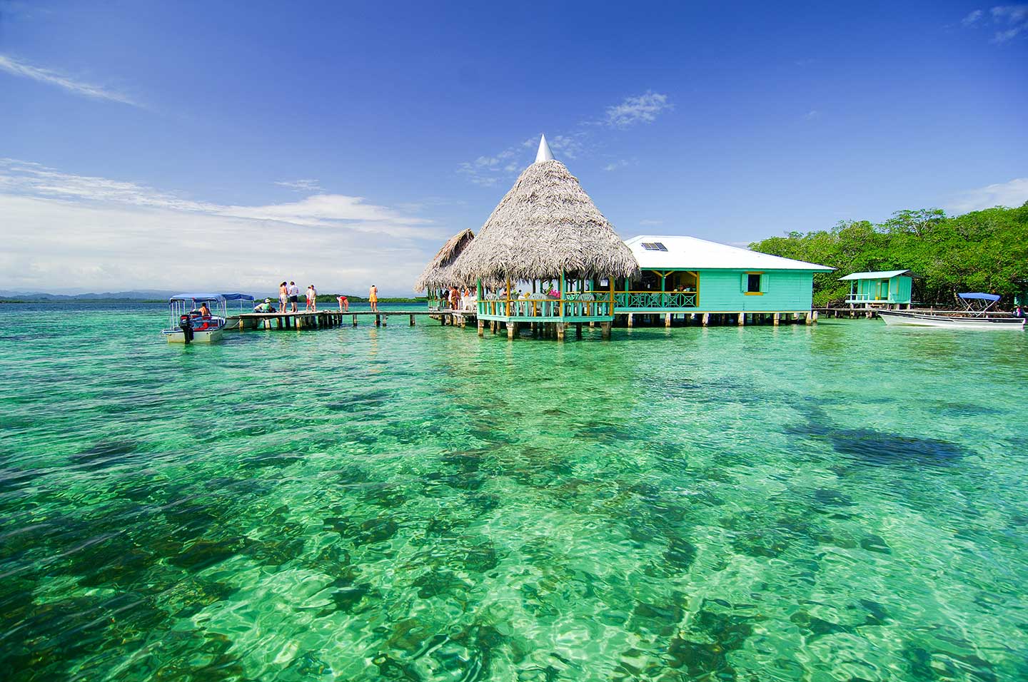 Ein Steg vor tükisgrünem Wasser auf den Bocas del Toro