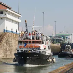 Panamakanal Durchquerung mit Schiff & Guide