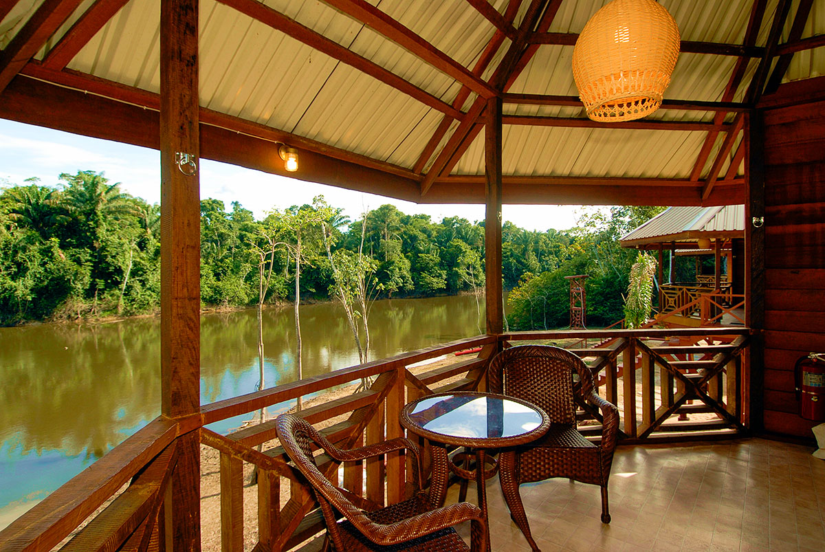 Blick über die Terasse der Kabalebo Lodge in den Regenwald