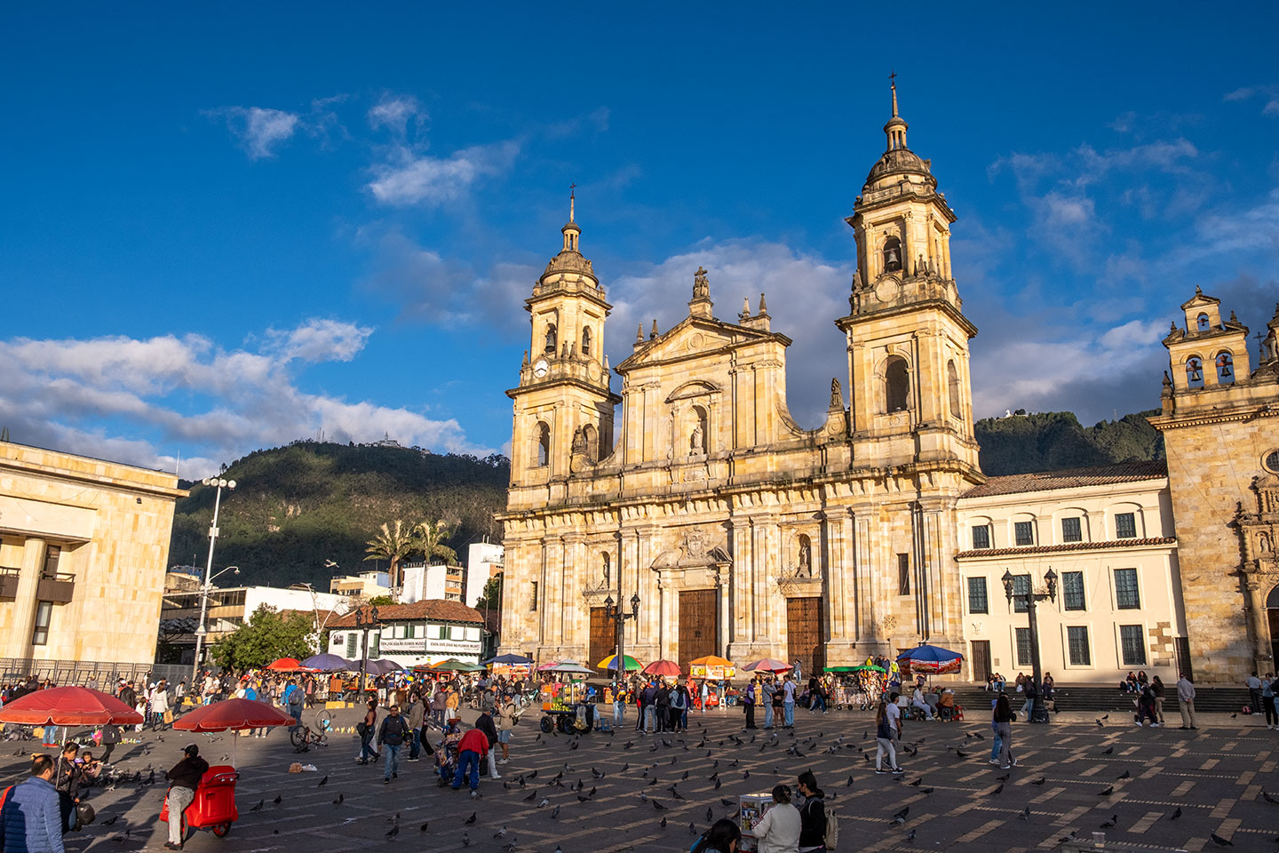 Plaza Bolivia in Bogota mit Kirche