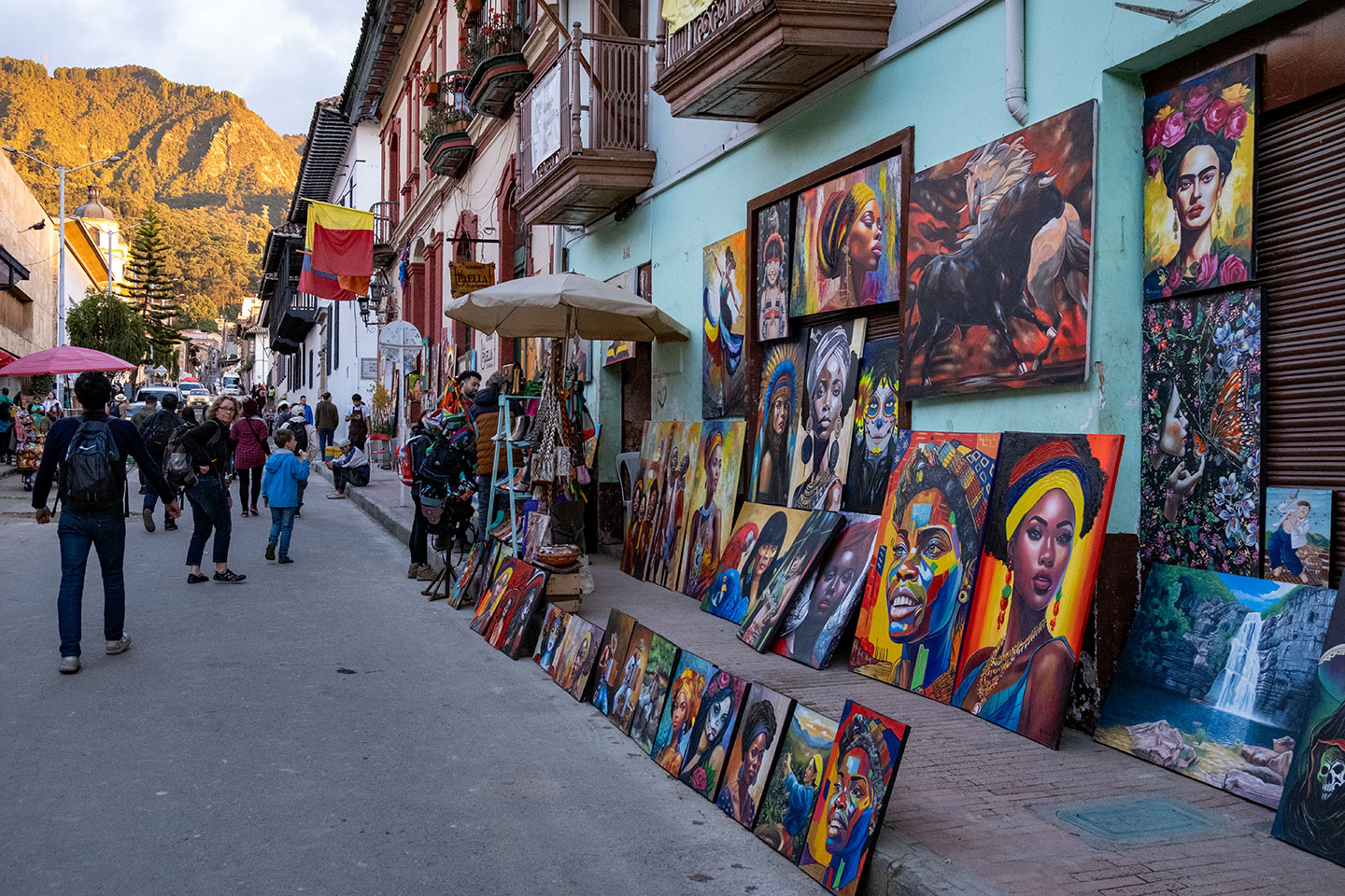 Ein Künstler stellt in einer Seitenstraße in Bogotá seine Gemälde aus.