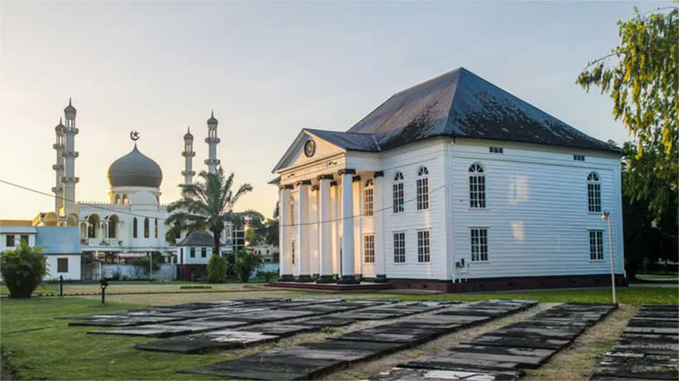 Synagoge und Moschee in Paramaribo bei Sonnenuntergang