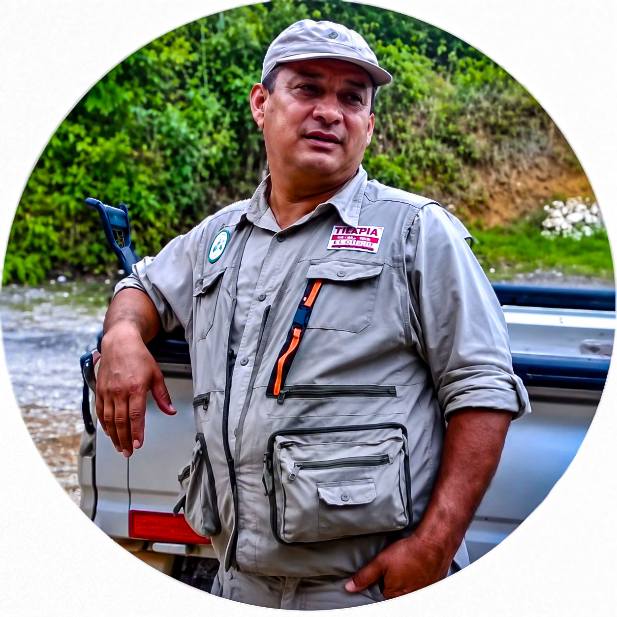 Eine der Guides der Costa Rica Gruppenreisen lehnt an einem Auto und schaut in die Natur.