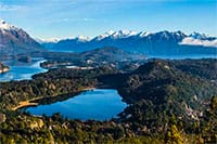 Argentinien Rundreisen - Panoramablick auf einen See mit schneebedeckten Bergen der Anden im Hintergrund.