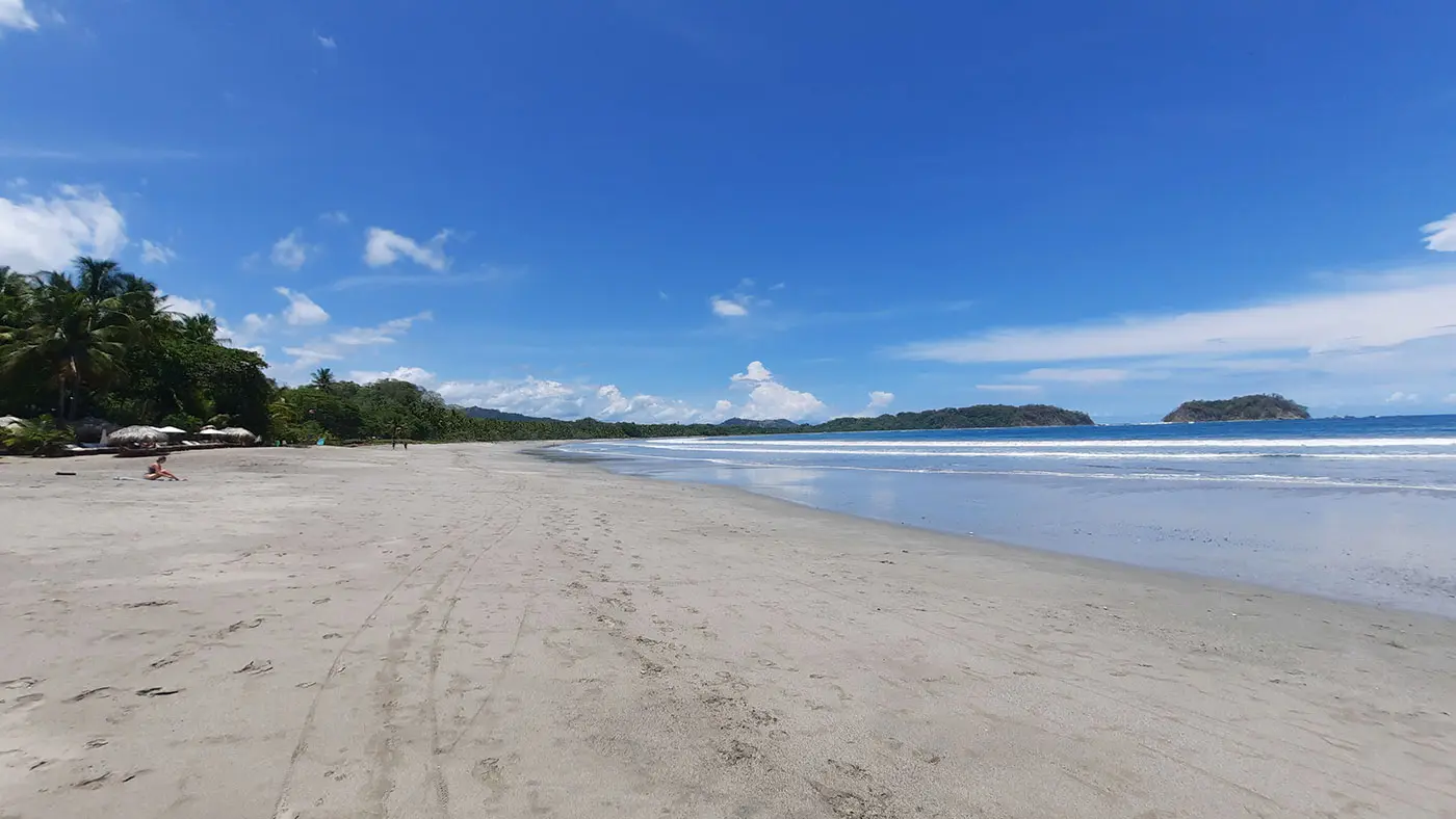 Der Strand von Samara unter strahlend blauen Himmel