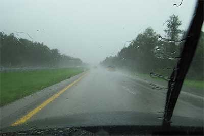 Der Blick aus einem Auto auf eine Straße in Costa Rica, während es regnet