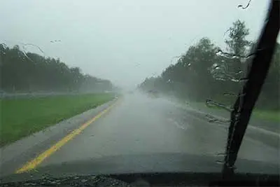 Der Blick aus einem Auto auf eine Straße in Costa Rica, während es regnet