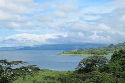 Das Meer, welches direkt an den Regenwald grenzt unter bewölktem Himmel.