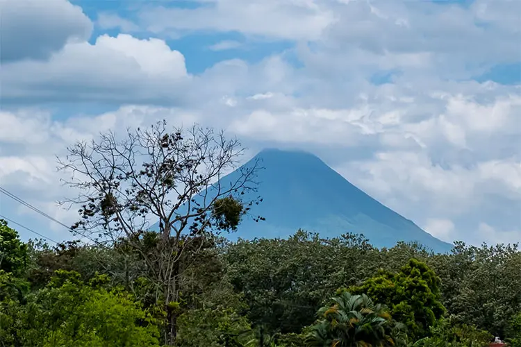 Der Arenal, ein Vulkan, umgeben von dichtem Regenwald.