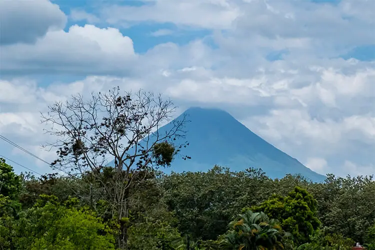 Der Vulkan Arenal, welcher von üppigen Regenwald umgeben ist.