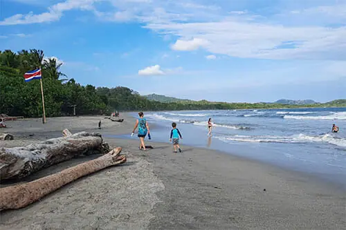 Besucher am Strand der Nicoya Halbinsel.
