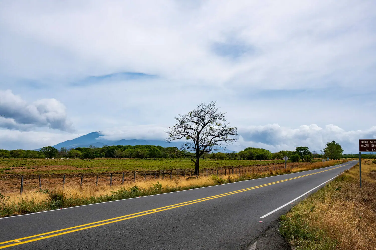 Eine Straße in Guanacaste. Der Himmel ist dort im Mai stark bewölkt.