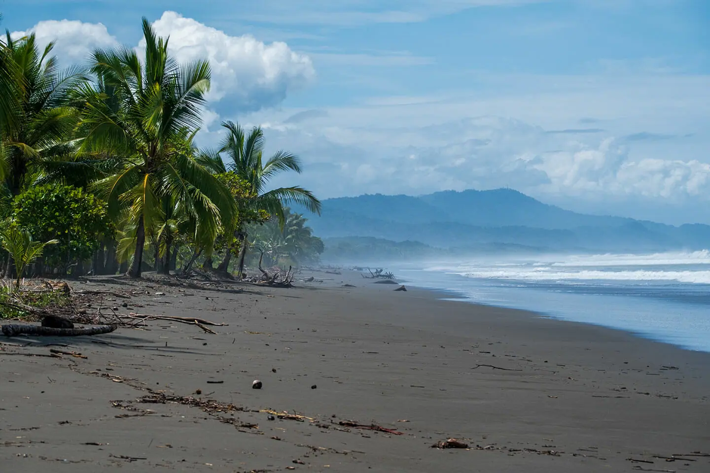 Ein einsamer Strand an der Pazifikküste von Costa Rica im Mai. Der Himmel ist bewölkt.
