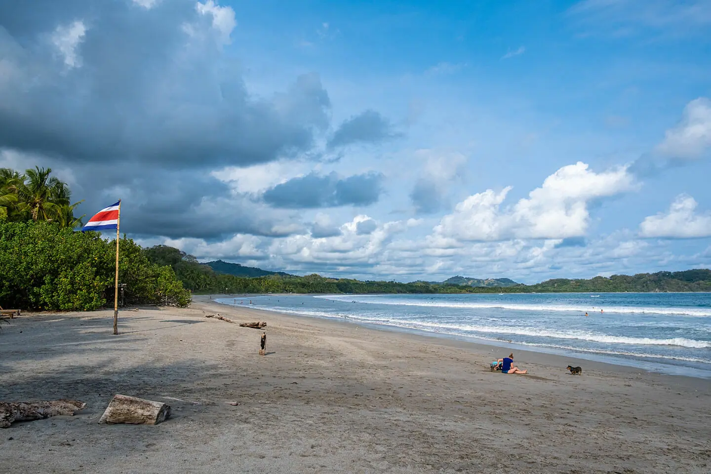 Besucher am Strand von Samara unter leicht bewölktem Himmel.