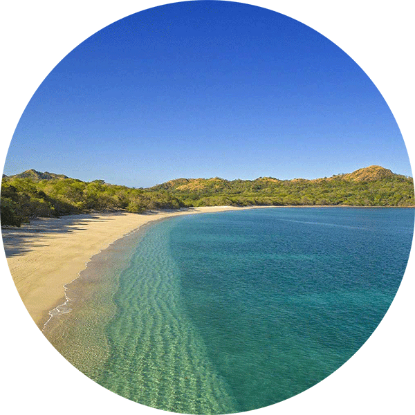 Ein Strand in La Cruz mit strahlend blauen Wasser und Himmel.