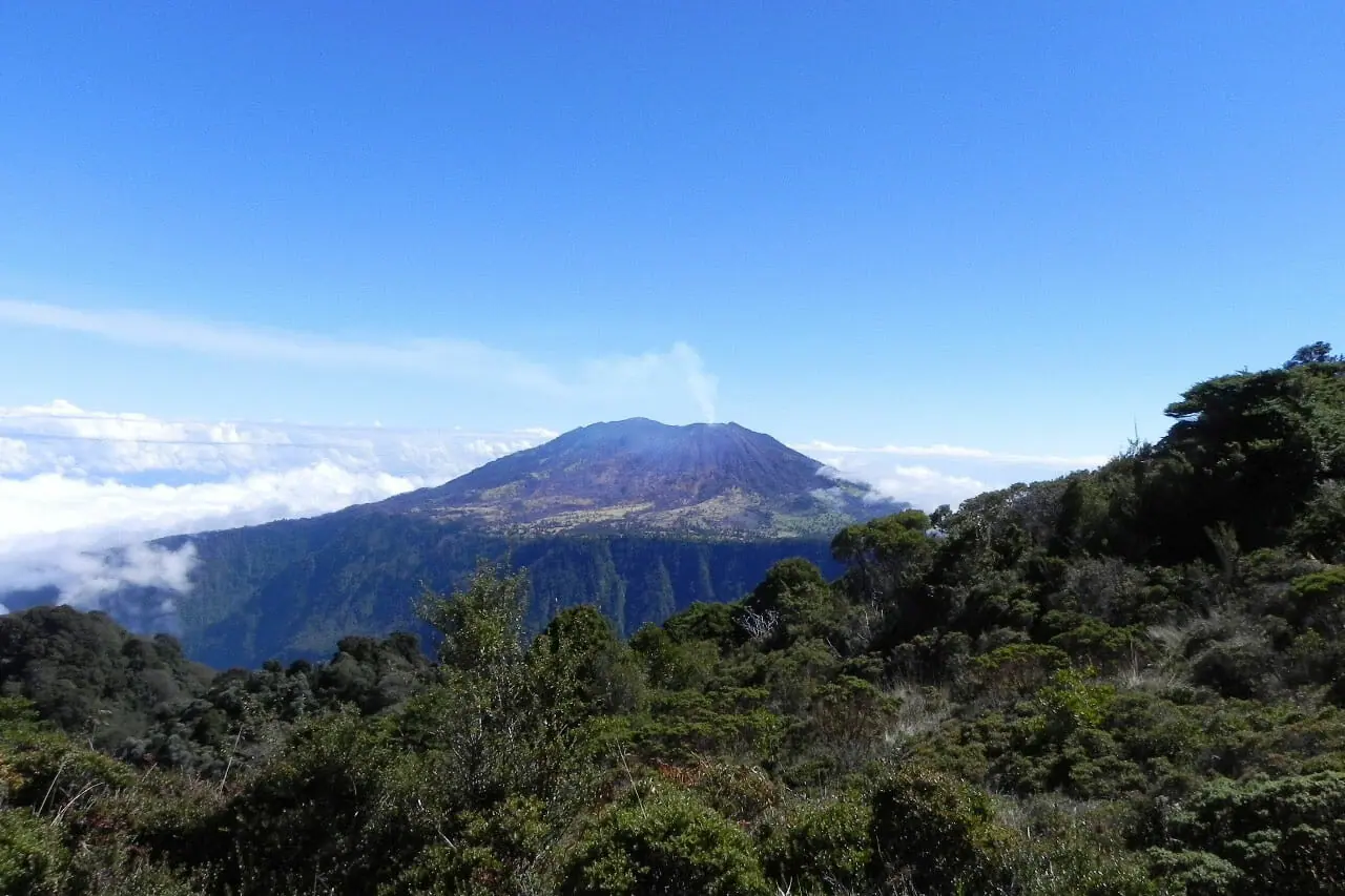 Der Vulkan Turrialba , welcher von dichtem Regenwald umgeben ist.
