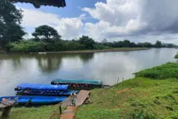 Bild von Boca Tapada, Costa Rica, mit Booten, mit denen man den Rio San Carlos hinunterfahren kann, um Tiere in der Umgebung zu beobachten 
