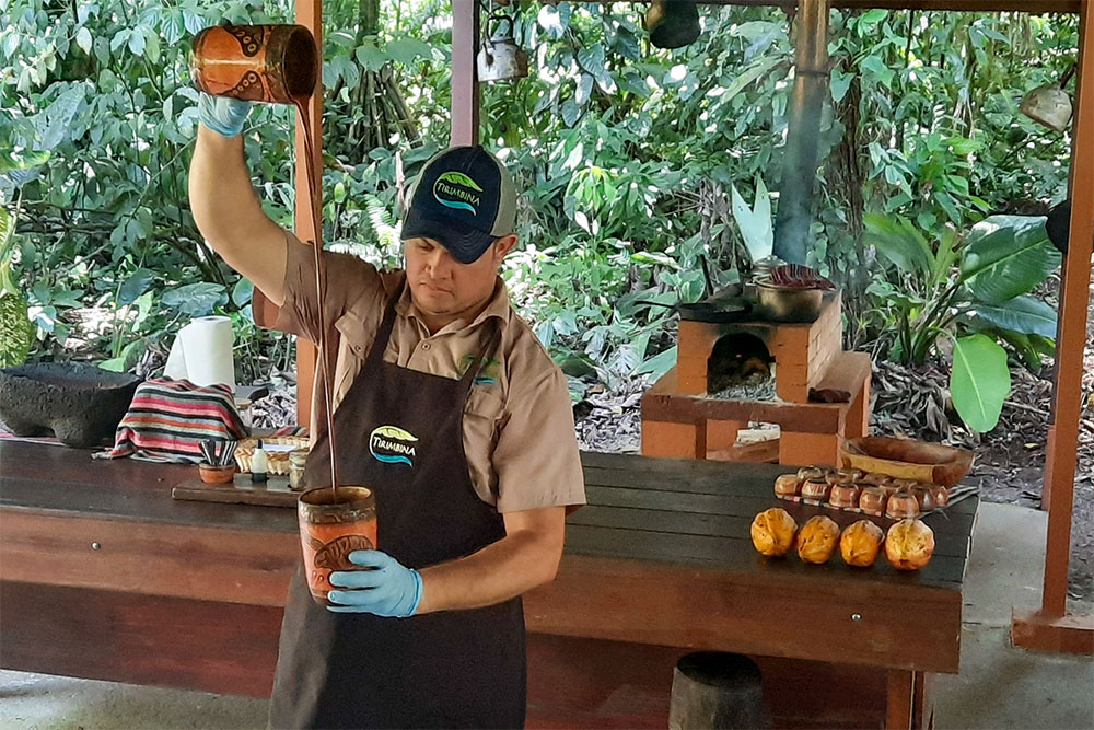 Ein Mann zeigt, wie aus Kakao Schokolade wird während einer Schokoladentour