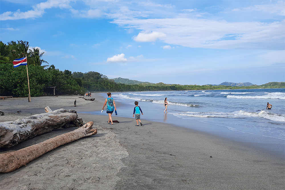 Mutter mit Kind während einer Familienreise in Samara, Costa Rica