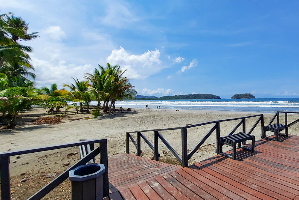 Ein Blick über die ausladende Bucht von Samara Beach in Costa Rica