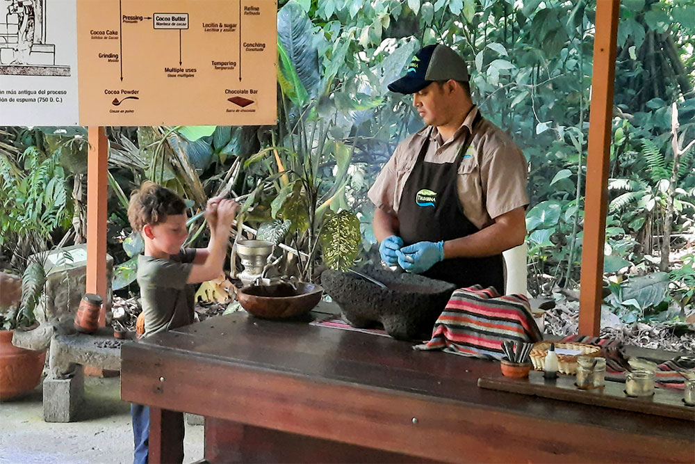 Eine Schokoladentour ist für Groß und Klein ein tolles Erlebnis während einer Familienreise durch Costa Rica