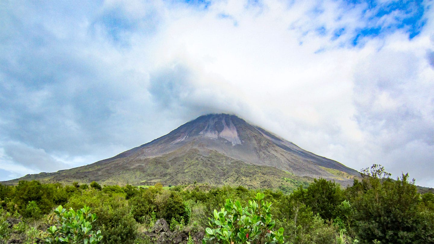 Der Vulkan Arenal ist eines der Highlights. Wenn man Glück hat, sieht man so wie hier auf dem Bild den Vulkan fast wolkenfrei.