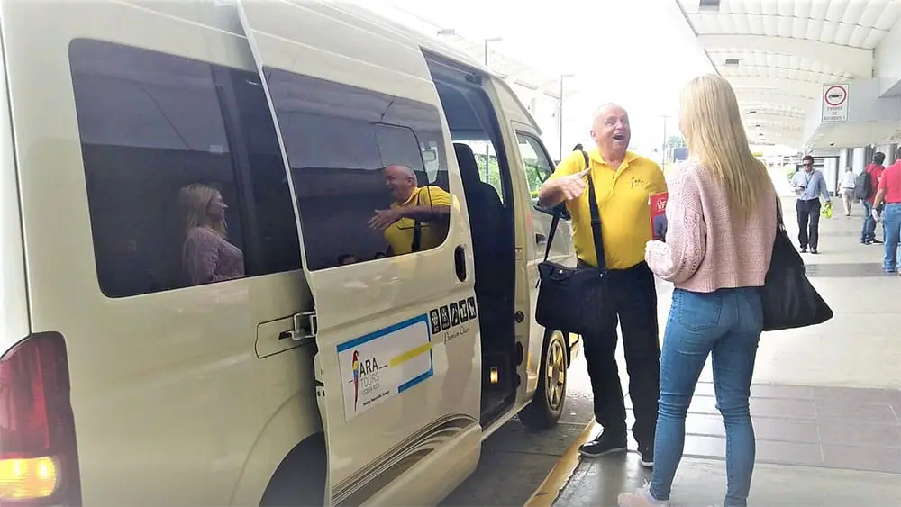 Ein Touristen-Shuttle in Costa Rica. Ein Fahrer holt eine Frau am Flughafen ab. 