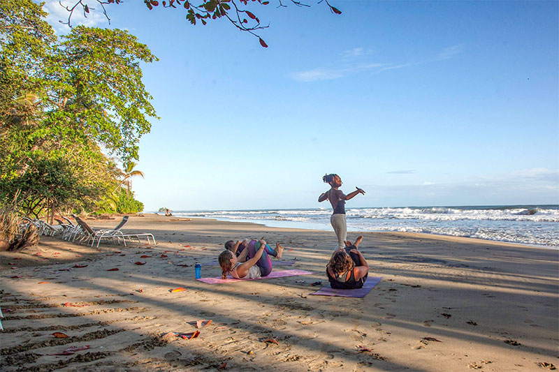 Yoga am Strand in Costa Rica an der Karibikküste