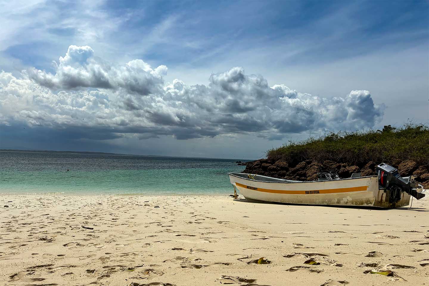 Panama Pazfikstrand: Ein Boot liegt an einer einsamen Bucht.