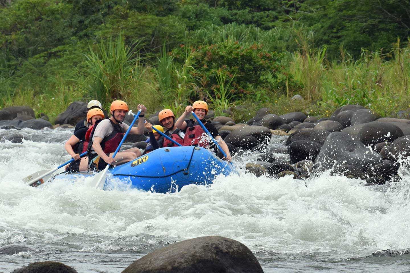 Eine Gruppe beim Rafting in wildem Wasser