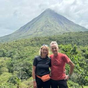 Die Kunden Christine und Andreas S. stehen vor dem Vulkan Arenal in Costa Rica – eine Aufnahme während ihrer Mietwagenrundreise