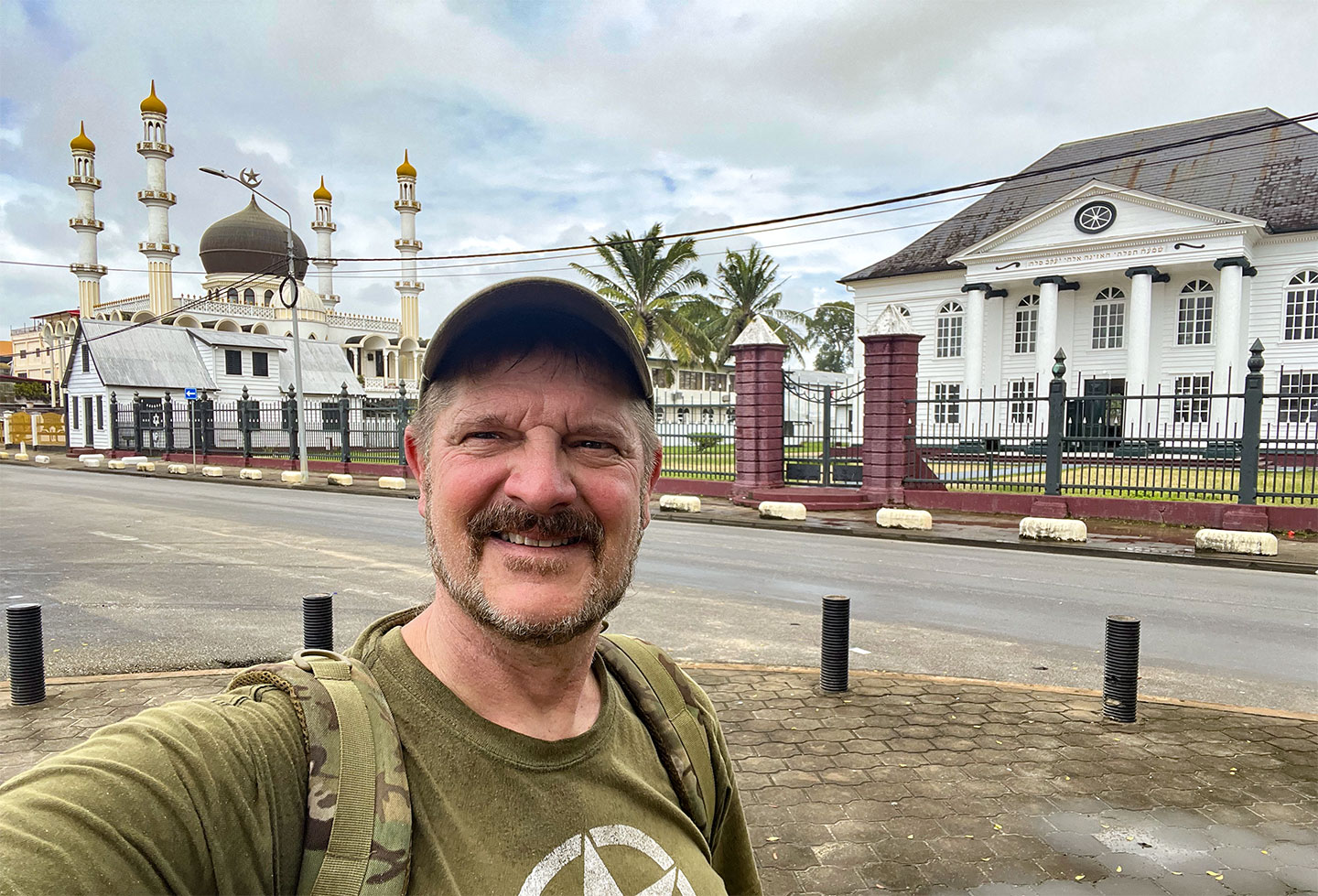 Uwe steht vor der Moschee und der Synagoge in Paramaribo