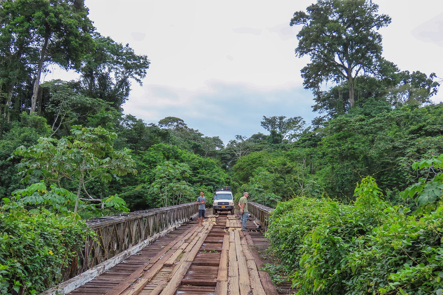 Eine typische Brücke für Suriname: Alt und brüchig. Auf dem Bild fährt der Jeep vorsichtig über die Brücke.