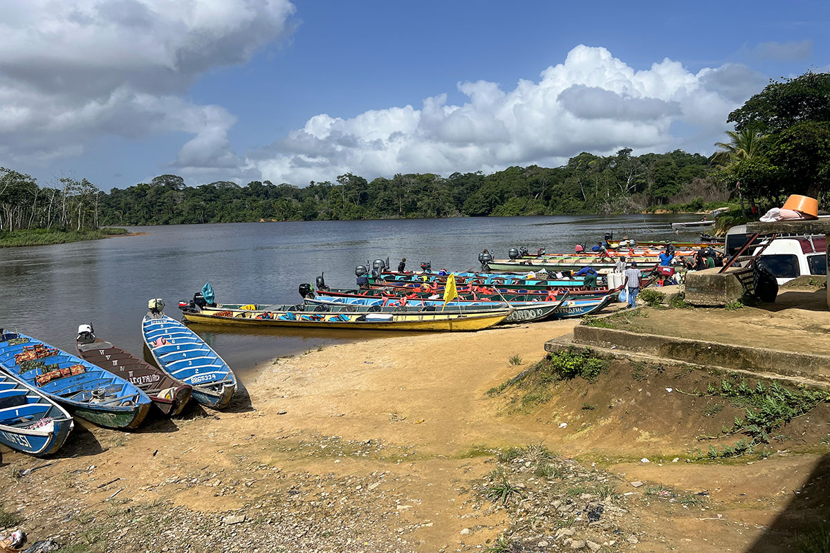 Mehrere Boote am Suriname River