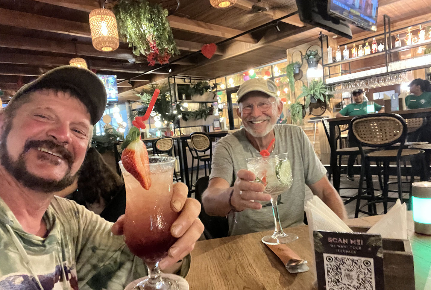 Uwe Zündorf und sein Freund prosten mit Cocktails in die Kamera