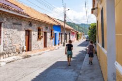 Stefanie Lange von Napur Tours geht durch die Altstadt von Honda in Kolumbien mit ihrem Sohn spazieren