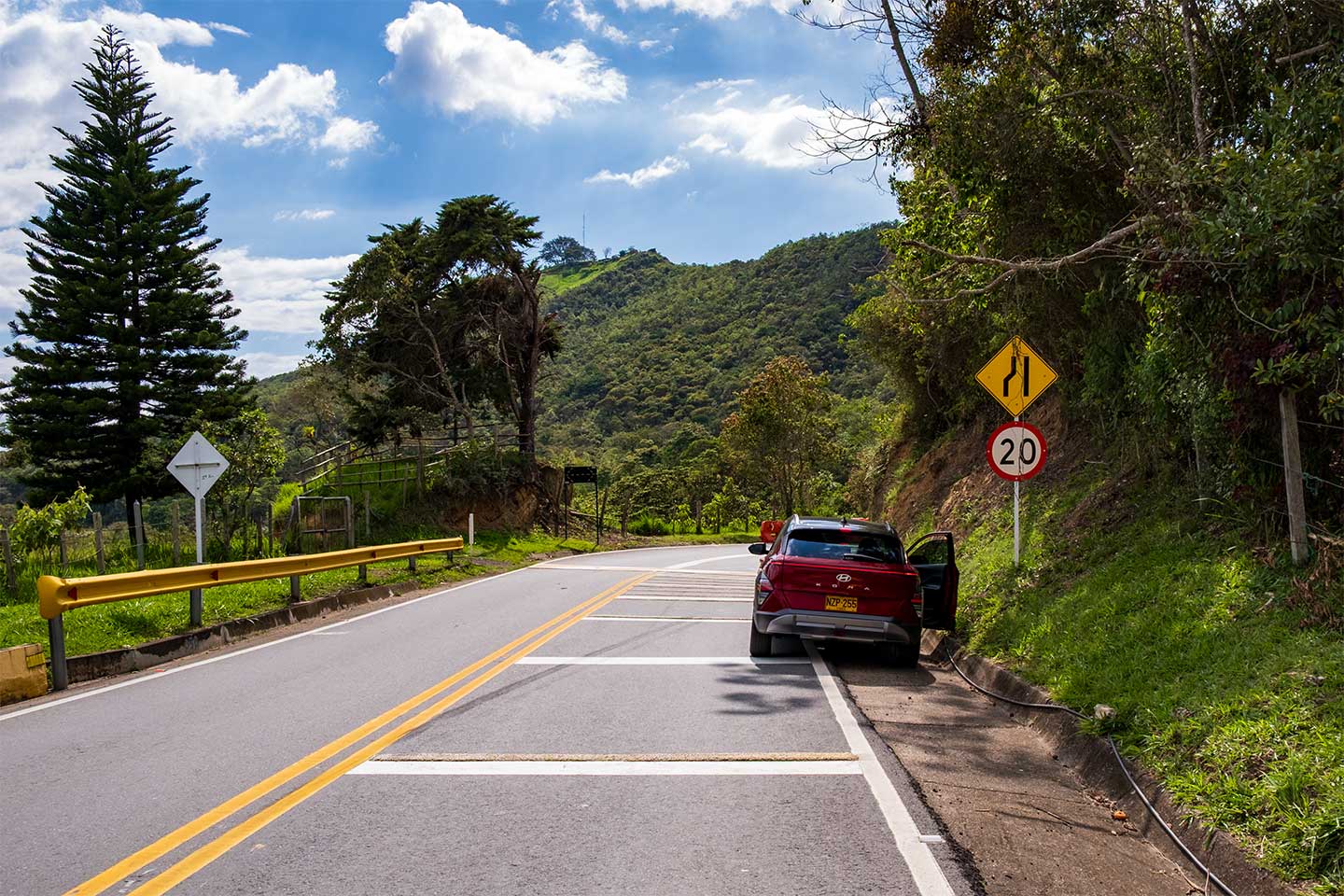 Ein Mietwagen bei einem kurzen Stopp auf einer Passstraße in den Anden Kolumbiens